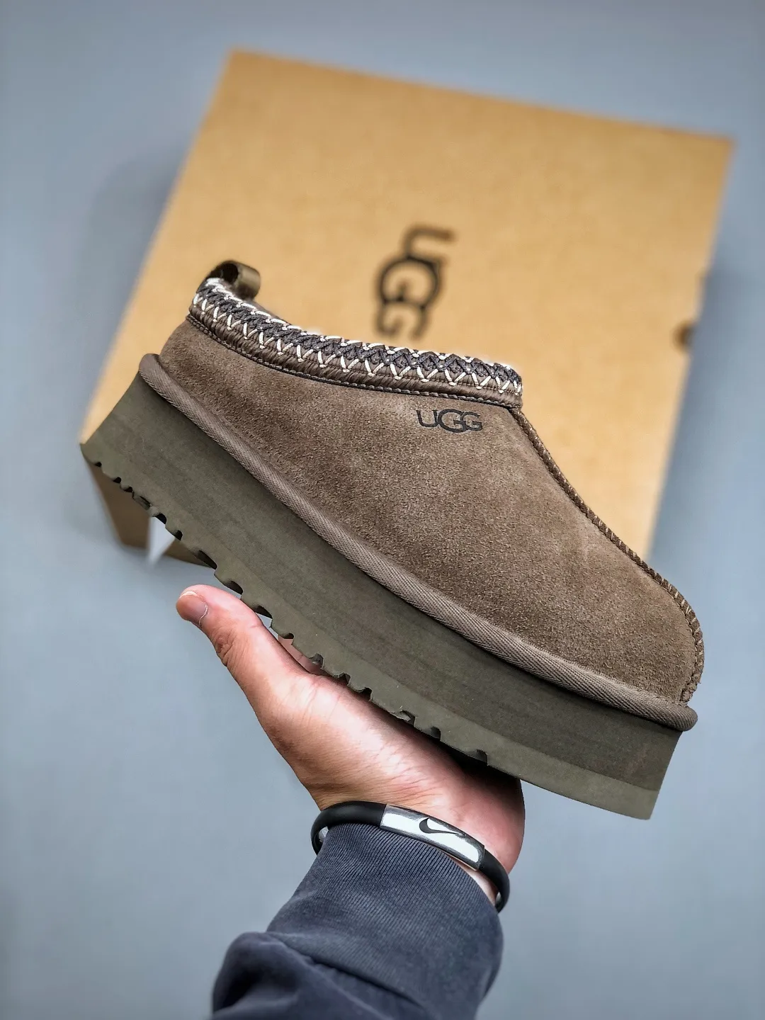 Local self-pickup💰560 supports store placement. The top version on the market. UGG Tazz ethnic style thick-soled women's model. Xiaohongshu's hot model. Produced by a major foreign trade factory in Guangzhou. From toe to insole, genuine sheep fur. Independent outer box packaging. Chip. With waterproof technology. Differentiating from any version on the market. 5cm thick sole. Independently developed original outsole. Cashmere insole. Keep warm when going out in winter. It is a very suitable choice for home use. In the new year, uug has launched a style series, which is partially biased towards the preferences of young consumers. It has also moved to the forefront of fashion trends. Shoe body material. Water-repellent coated suede upper. 17mm UGGPURE™ implanted wool insole. Lightweight non-slip and comfortable rubber outsole. With brand LOGO. With full packaging. Size: 35-40